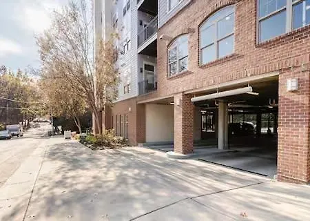 Skyline Serenity- Gym, Walk To Bars And Restaurants Apartment *