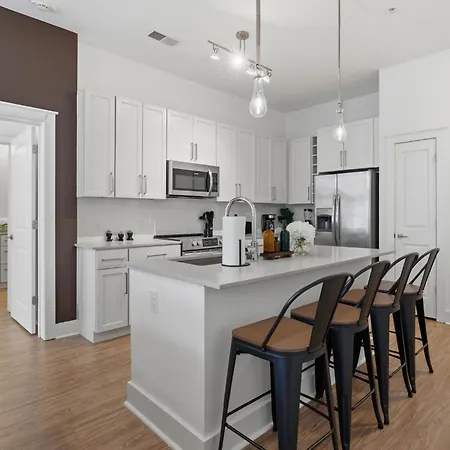 Urban Escape | Free Parking, Pool, Gym Charlotte