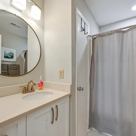Holiday home 1 Mi To Boa Stadium! Walkable W/ Porch