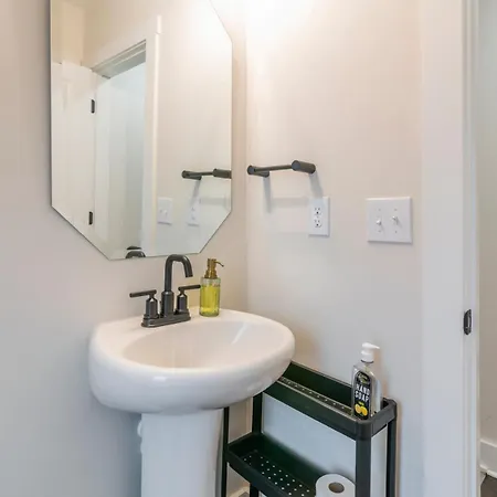 Spacious 4br Near Unc & Major Venues Apartment Charlotte
