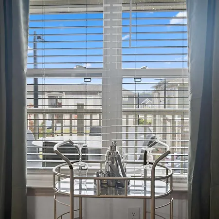 4br King Bed Luxe Amenities Airport Apartment