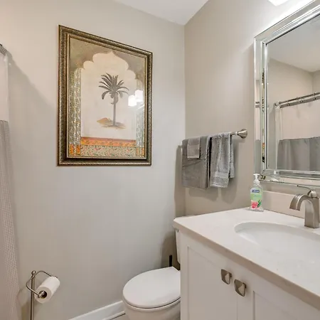 1 Mi To Boa Stadium! Walkable W/ Porch Holiday home Charlotte