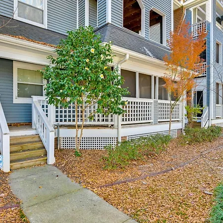 Holiday home 1 Mi To Boa Stadium! Walkable W/ Porch