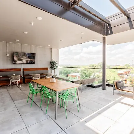 Southend Near Rail & Uptown I Rooftop Deck I Gym Apartment *