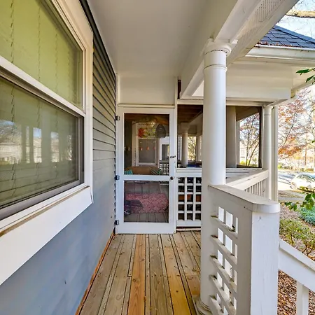 Holiday home 1 Mi To Boa Stadium! Walkable W/ Porch Charlotte