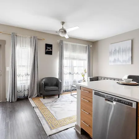 Skyline Serenity- Gym, Walk To Bars And Restaurants Apartment *