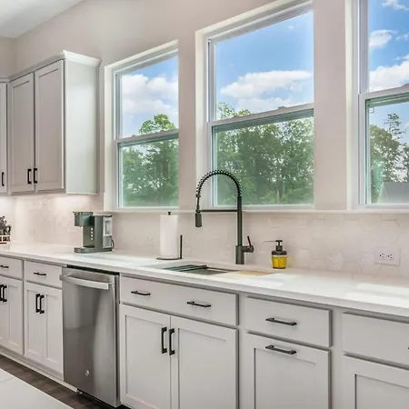 Spacious 4br Near Unc & Major Venues Apartment