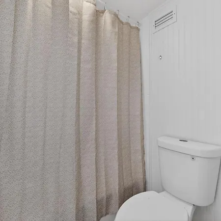 Lux Mins To Atrium Health & Airport