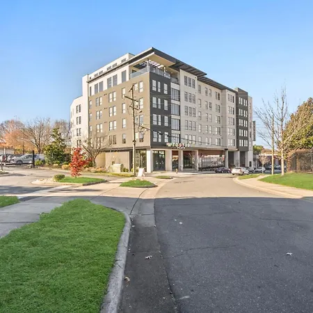 Luxury 2br South End Uptown Charlotte, Walkable, Gym, Washer & Dryer Apartment