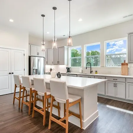 Spacious 4br Near Unc & Major Venues Apartment