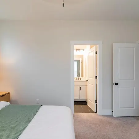 Spacious 4br Near Unc & Major Venues Apartment *