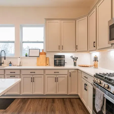 Spacious 4br Near Unc & Major Venues Apartment Charlotte