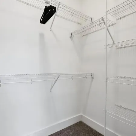 Urban Escape | Free Parking, Pool, Gym Apartment
