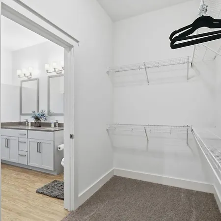 Urban Escape | Free Parking, Pool, Gym *