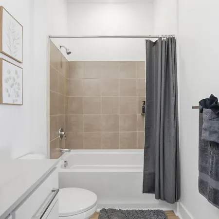 Apartment Urban Escape | Free Parking, Pool, Gym *