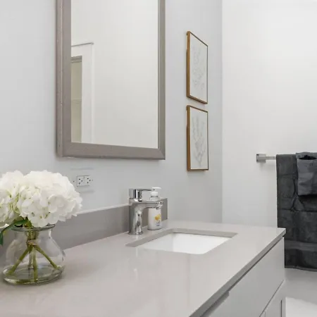 Urban Escape | Free Parking, Pool, Gym Apartment *