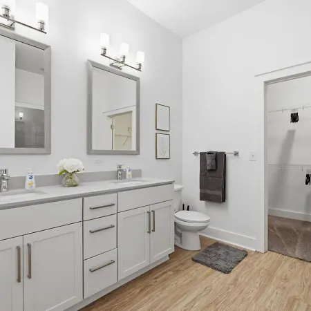 Urban Escape | Free Parking, Pool, Gym Apartment Charlotte