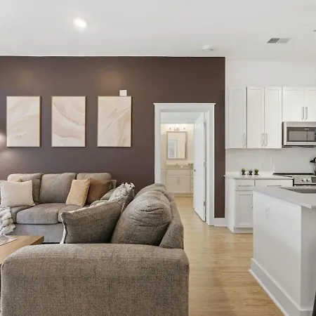 Urban Escape | Free Parking, Pool, Gym Apartment