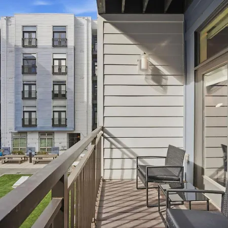Urban Escape | Free Parking, Pool, Gym Apartment