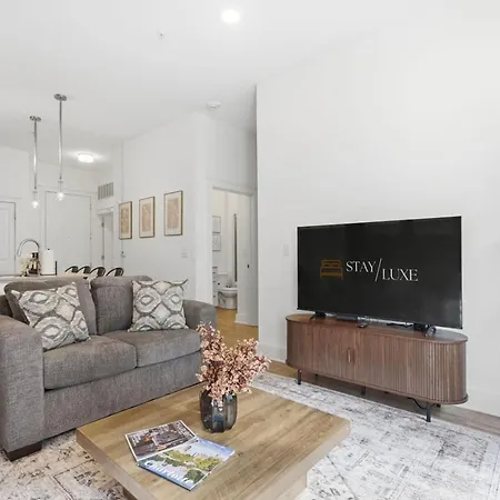 Apartment Urban Escape | Free Parking, Pool, Gym *