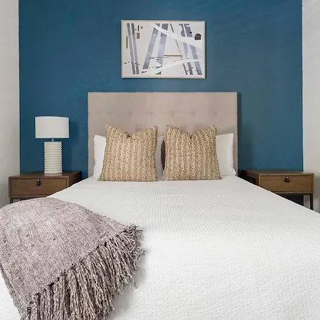 Apartment Landing - North *