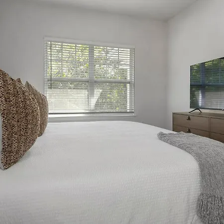 Apartment Landing - North