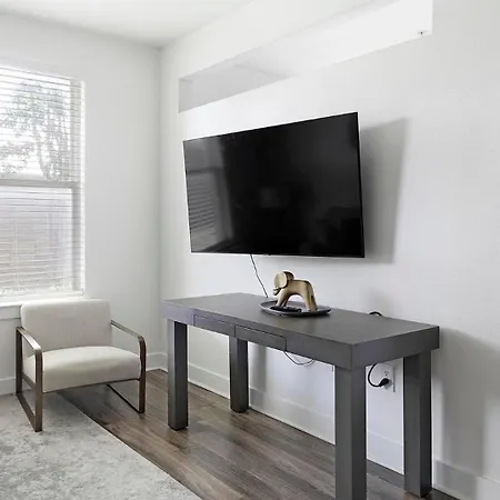 Landing - North Apartment *