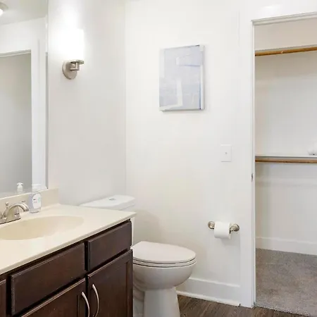 Apartment Landing - North *