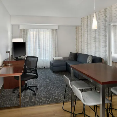 Hotel By Marriott Airport
