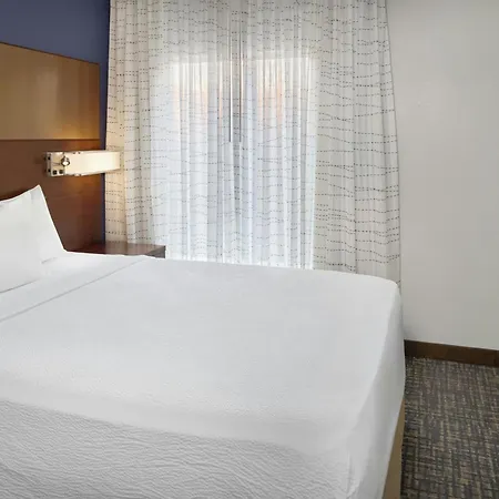 Hotel By Marriott Airport 3*