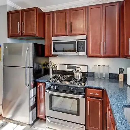 Chic Comfortable 2br With Porch Near Dilworth Holiday home