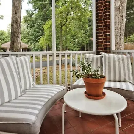 Chic Comfortable 2br With Porch Near Dilworth *