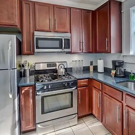 Chic Comfortable 2br With Porch Near Dilworth Holiday home *