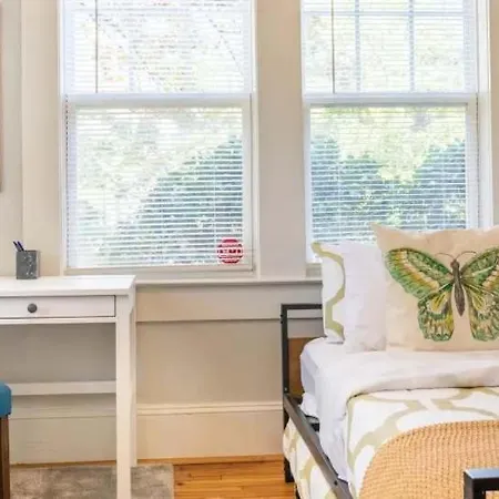 Lovely 2br Near Uptown Holiday home