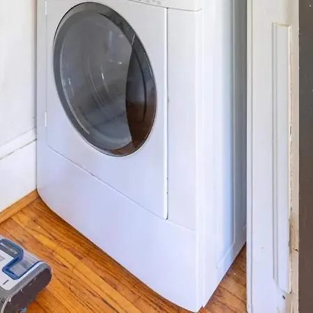 Lovely 2br Near Uptown Holiday home