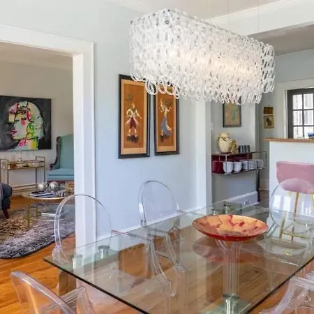 Lovely 2br Near Uptown Holiday home *