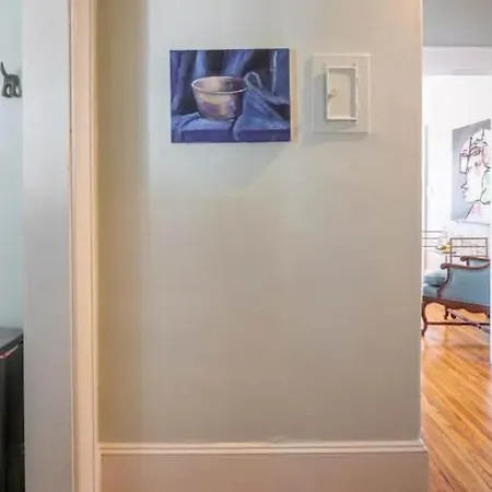 Lovely 2br Near Uptown Holiday home