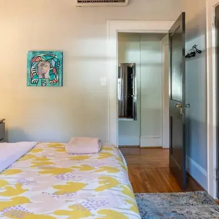 Lovely 2br Near Uptown Holiday home