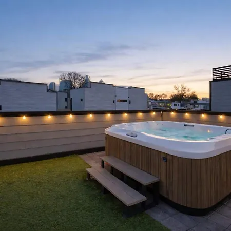 Holiday home Luxe Townhome Rooftop Hot Tub Parking *