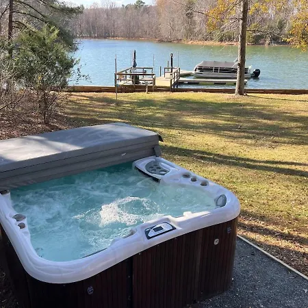 Castaway Cove 5 Bed Retreat Fire Pit Hot Tub! Holiday home *