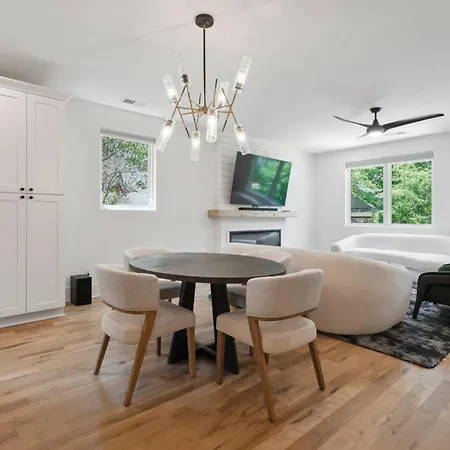 Luxury Build - King Beds - Minutes To Uptown Holiday home *