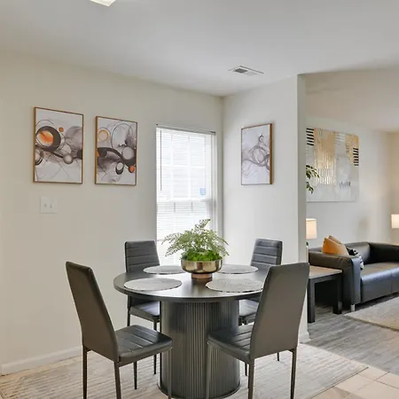 Holiday home 5 Mi To Uptown Charlotte! Family Retreat W/ Yard