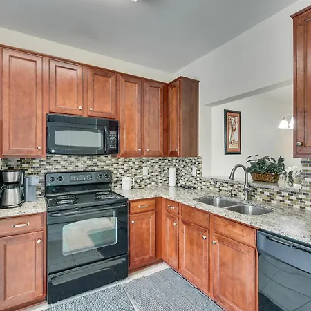 Dog-friendly Townhome W/ Patio In Area!