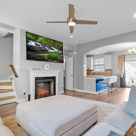 3br Townhome | 5 Min To Uptown, Boa, & Atrium Holiday home