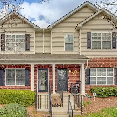 Dog-friendly Townhome W/ Patio In Area!