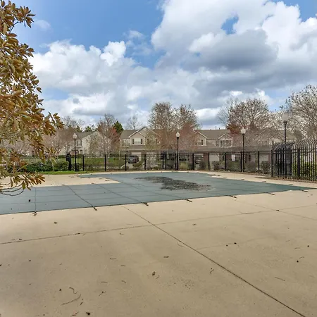 Holiday home Dog-friendly Townhome W/ Patio In Area! Charlotte