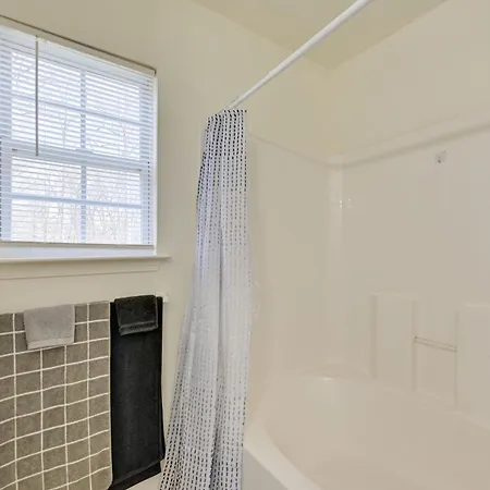 Holiday home 5 Mi To Uptown Charlotte! Family Retreat W/ Yard Charlotte
