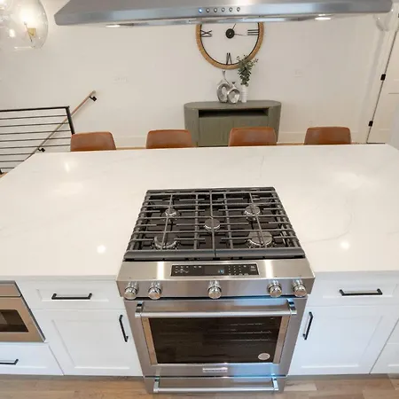 Luxury Build - King Beds - Minutes To Uptown Holiday home *