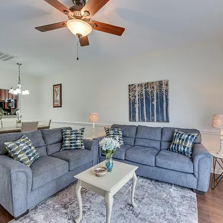 Dog-friendly Townhome W/ Patio In Area!