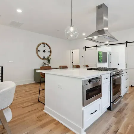 Holiday home Luxury Build - King Beds - Minutes To Uptown *
